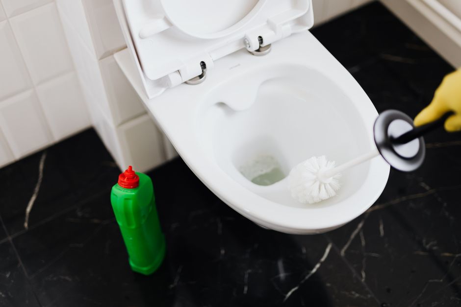 Campertoilet en afvoersysteem schoonmaken en onderhouden