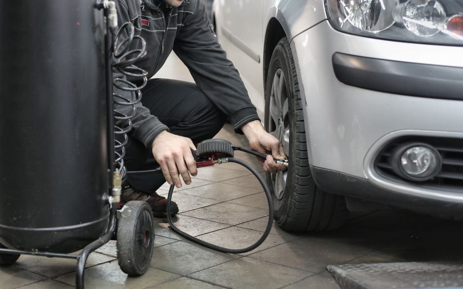 Bandenspanning en slijtage bij een caravan: wanneer controleren en vervangen?