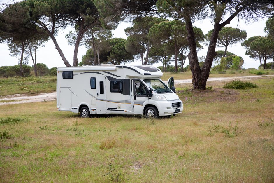 Eerste keer op een camperplaats: zo werkt het