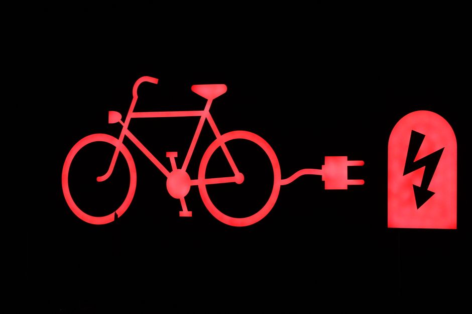 Elektrische fiets meenemen op kamp: accu laden, vervoer en beveiliging