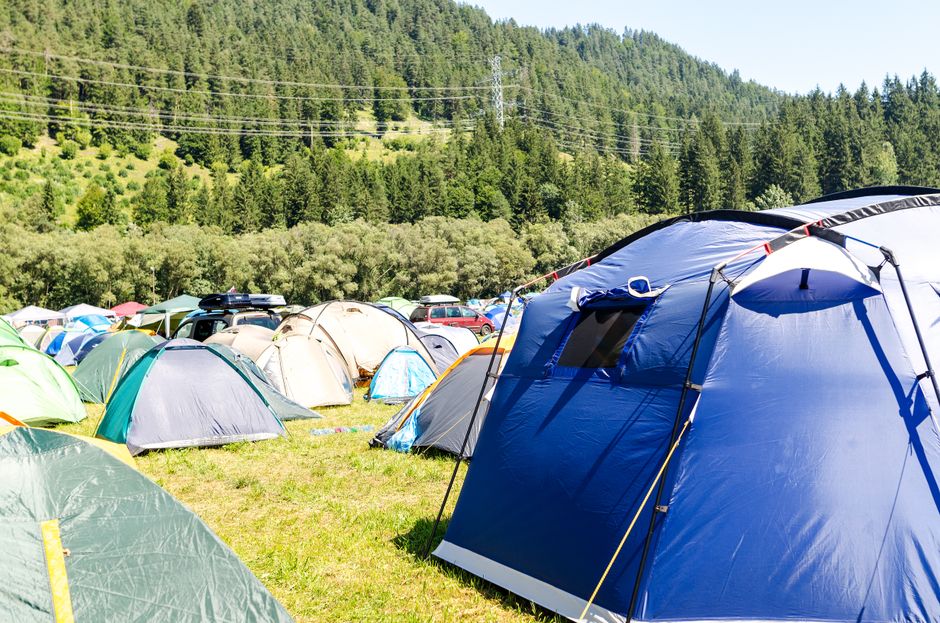 Kleding en schoenen opbergen in een tent: organizers, haken en ophangsystemen
