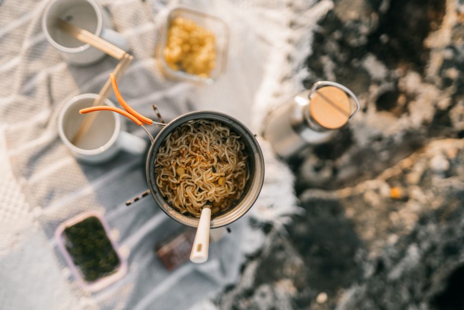Eten en drinken warmhouden op de camping: thermos en hooikist