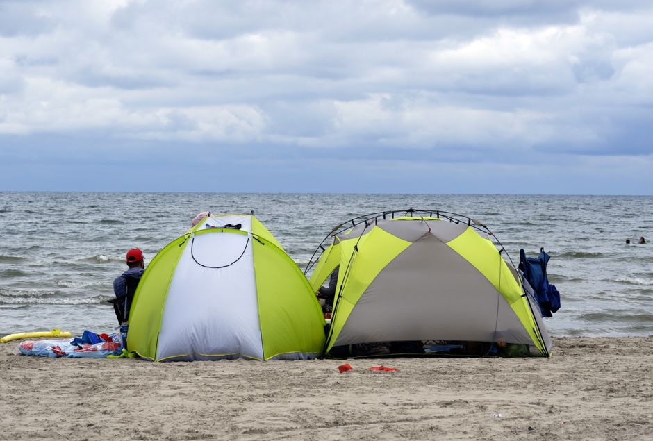 Kamperen op het strand: welke tent overleeft zout, zand en wind?