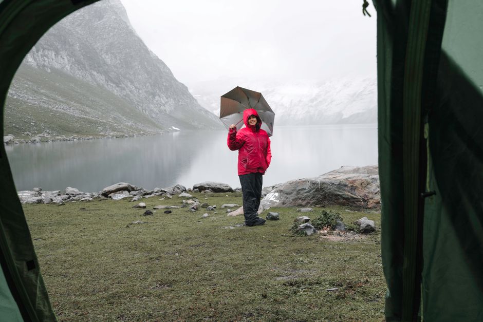 Tent opzetten bij regen: hoe je droog blijft tijdens het opbouwen