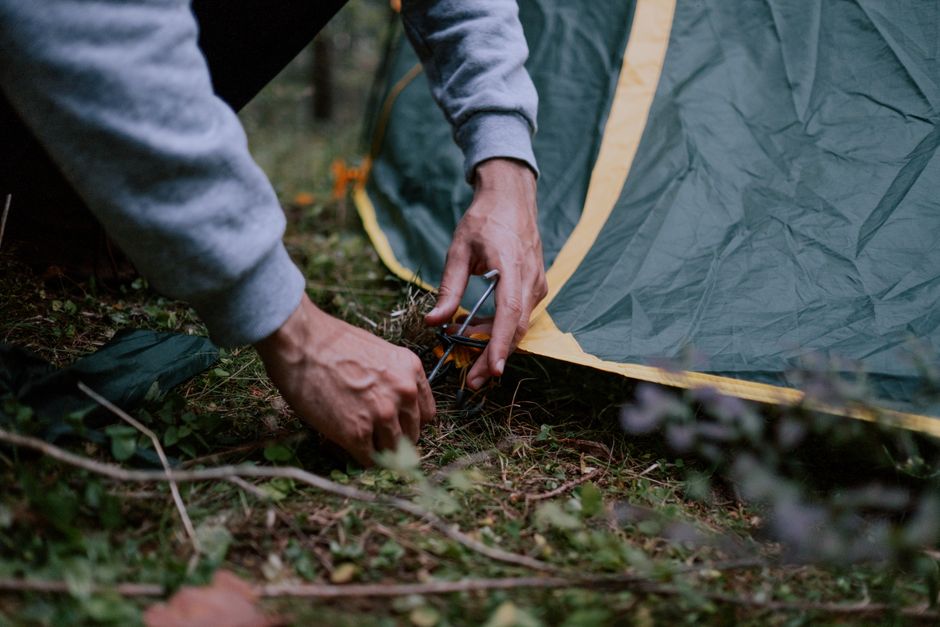 Tent schoonmaken na het seizoen: modder, vlekken, vogelpoep en schimmelsporen