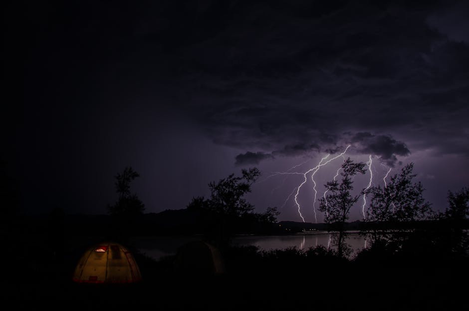 Onweer in de tent: wat is veilig en wat moet je absoluut vermijden?