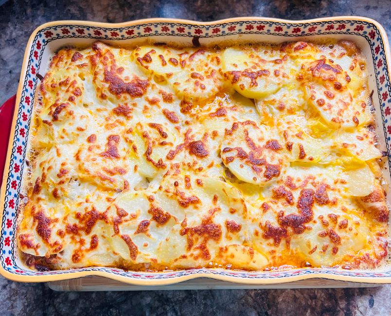 Aardappelgratin met kaas uit de dutch oven