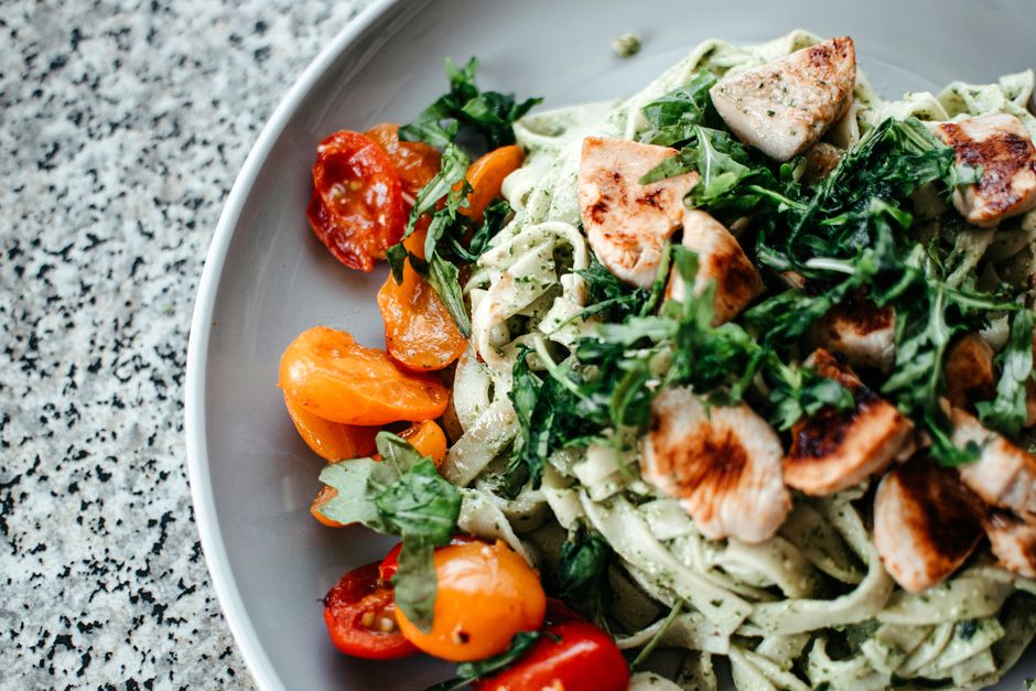 Pasta met kip, pesto en zongedroogde tomaat