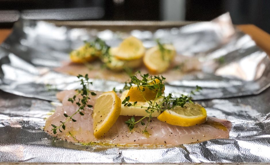 Zalmfilet in folie met citroen en kruiden