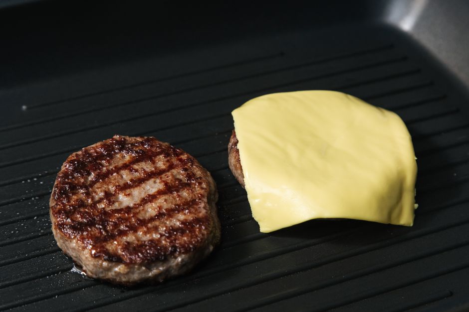 Zelfgemaakte hamburgers met cheddar en gekarameliseerde ui