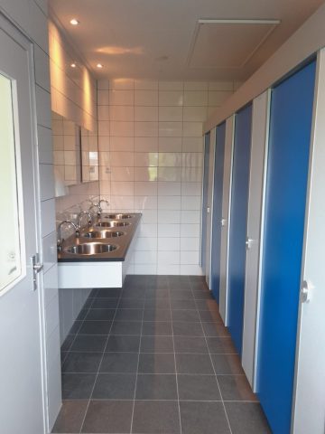 Camperplaats De Geneugten — Sanitair. 3x douche, 2x toilet, 1x urinoir