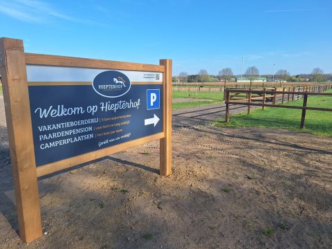 Hiepterhof — Onze 8 camperplaatsen, met vrij uitzicht, liggen op een mooie boerderij te Broekhuizen in Noord-Limburg, op slechts 10 minuten rijden van de A73. Geniet van de rust en het platteland met uitzicht op d