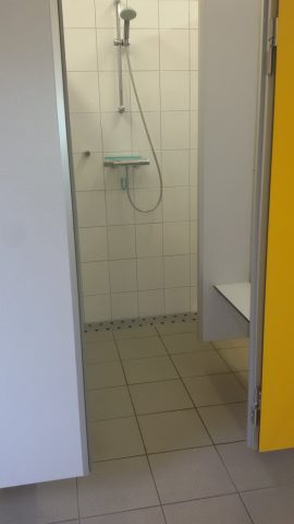 Plek bij Minicamping de Wolboom — Sanitair met vloerverwarming en een thermokraan, zonder douch muntjes.