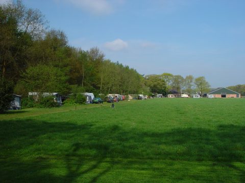 Plek bij Minicamping de Wolboom — Overzicht met onze privé plekken