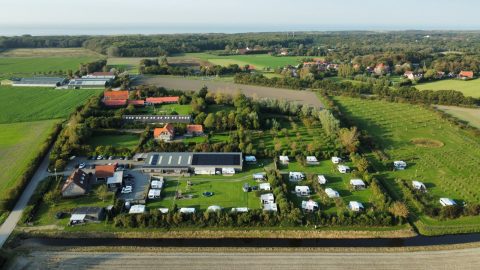 Plek bij Mini-camping Victoria — Luchtfoto met Noordzee op achtergrond