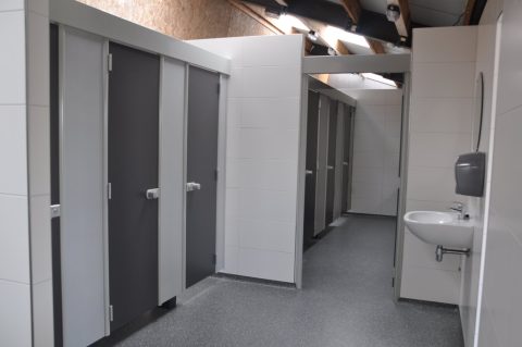 Plek bij Mini-camping Victoria — WC en doucheruimte gescheiden
