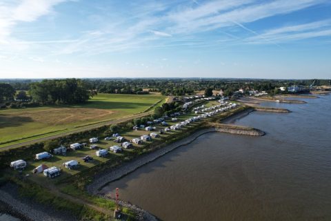 Plek bij Camping Waalstrand — Kamperen direct aan de Waal
