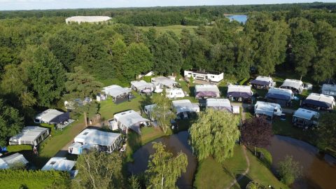 Plek bij Camping Buytenplaets Boekelo — Zicht over kampeerveld