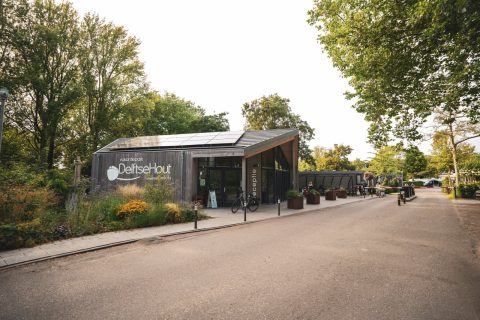 Plek bij Vakantiepark Delftse Hout — entree camping