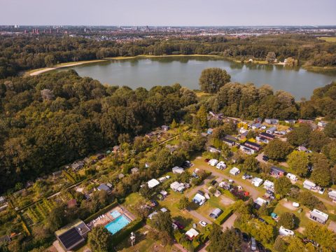 Plek bij Vakantiepark Delftse Hout — lucht foto