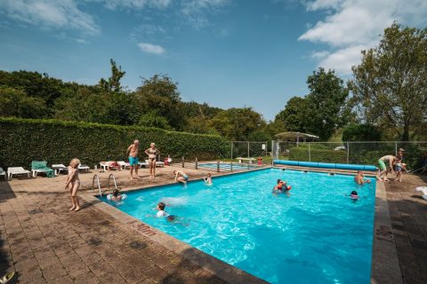 Plek bij Vakantiepark Delftse Hout — zwembad