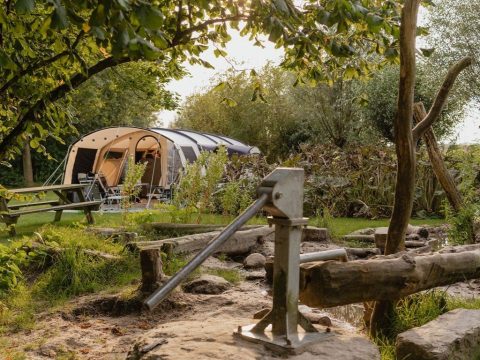 Plek bij it Dreamlân — Kamperen bij de speelplaats