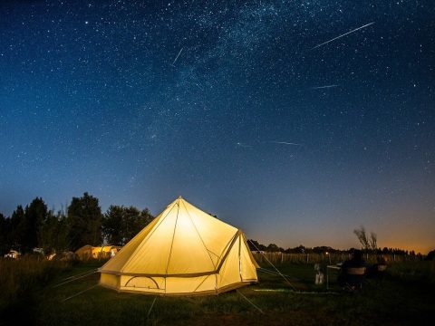 Plek bij it Dreamlân — Kamperen bij nacht